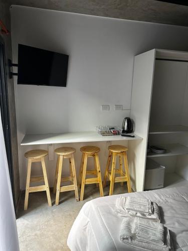 um quarto com uma cama e dois bancos de bar em DOCTA RESIDENCIA em Córdoba