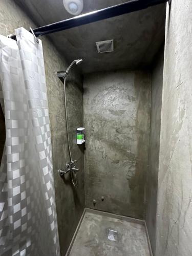 y baño con ducha y cortina. en DOCTA RESIDENCIA en Córdoba