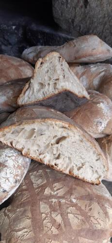 un mucchio di pane seduto sopra un tavolo di La Ferme Berger a Les Ardillats