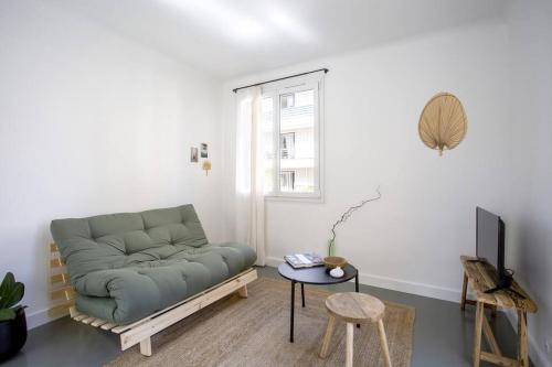 un salon avec un canapé et une table dans l'établissement Appartement 3 pièces / proche plage / centre / clim, à Antibes