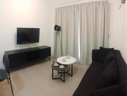 een woonkamer met een bank en een tafel bij Alojamiento de lujo! G&A Rent! (101) in Ezeiza