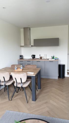 Virtuvė arba virtuvėlė apgyvendinimo įstaigoje Luxe-Studio J