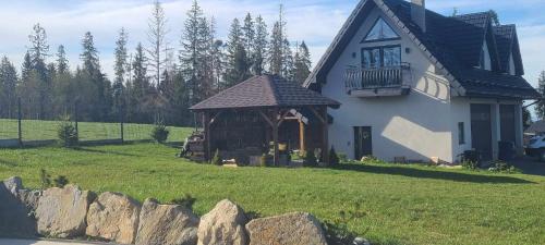 uma casa com um gazebo num quintal em Dreamplace em Ząb