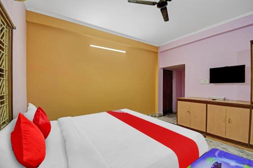 Een bed of bedden in een kamer bij Flagship Maa Homestay
