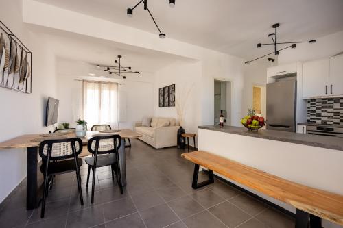 cocina y sala de estar con mesa y sillas en FN Suites, en Monolithos