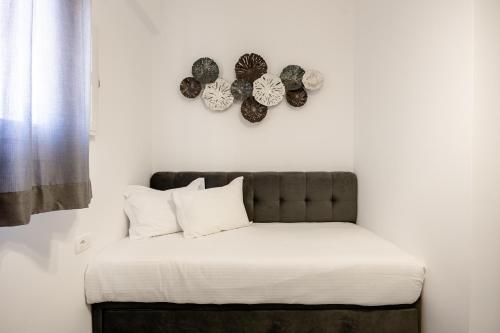 um quarto com uma cama com uma área na parede em FN Suites em Monolithos