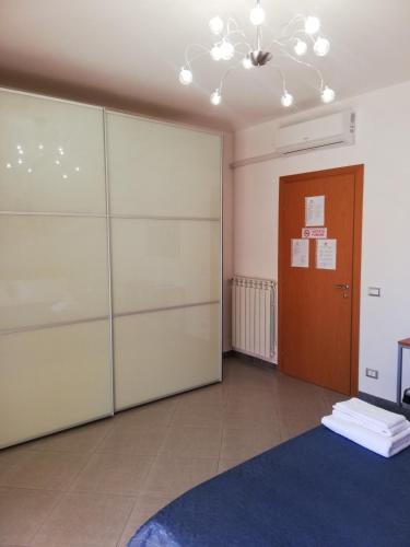 um quarto com uma grande divisória de vidro com uma porta em Passione mare em Trapani