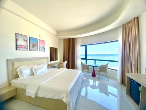 ein Hotelzimmer mit einem Bett und Meerblick in der Unterkunft Island Sunset Hotel - Đảo Phú Quý in Cu Lao Thu