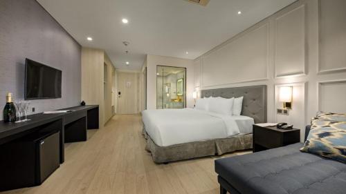 Кровать или кровати в номере Golden Apartment Da Nang Bay View
