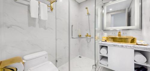 Ванная комната в Golden Apartment Da Nang Bay View
