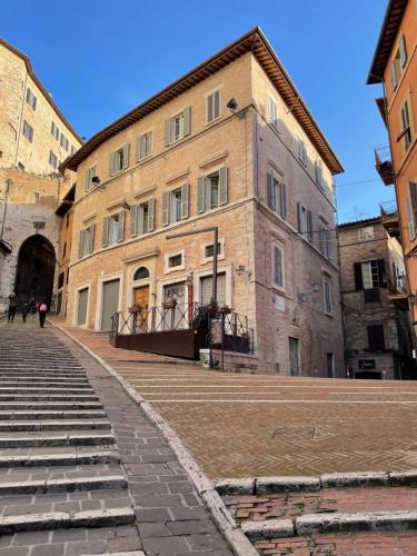 een groot bakstenen gebouw met trappen ervoor bij Dreaming Perugia in Perugia