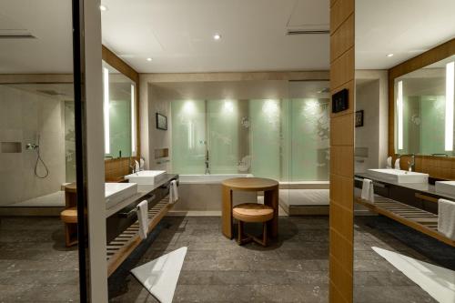 bagno con 3 lavandini e doccia di Al Anoud Tower Residence a Riyad