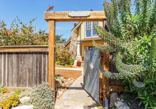 une porte en bois devant une maison dans l'établissement 3922 Pelican Gate home, à Pacific Grove