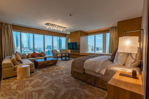 una grande camera d'albergo con un letto e un divano di Al Anoud Tower Residence a Riyad