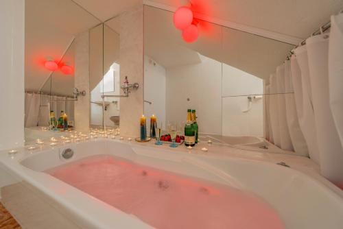 bañera blanca grande con espejo grande en Villa Croatia Trogir, Center, 4 rooms, parking, jacuzzi, free beach and pool 15 min en Trogir