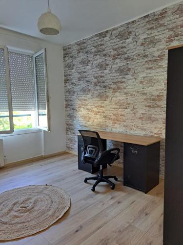 an empty office with a desk and a chair at Confortable Apart de 3 pièces in Poitiers