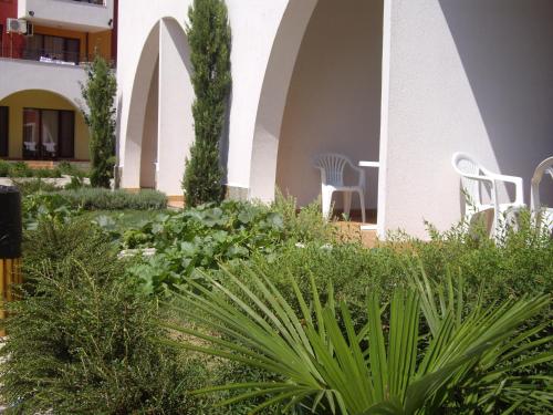 a garden in a building with chairs and plants at STUDIO DELUXE IN MARINA CAPE 4 stars complex 33 7 in Aheloy