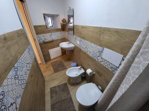 モンレアーレにあるA casa di Meryのバスルーム(トイレ、洗面台、鏡付)