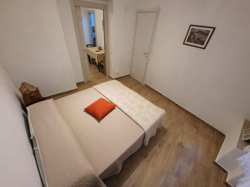 モンレアーレにあるA casa di Meryのベッドルーム1室(オレンジ色の枕が付いたベッド1台付)