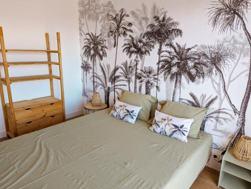 - une chambre avec un lit recouvert de palmiers dans l'établissement Le Panoramique - T2 46m² - Proche centre-ville et gare, à Perpignan