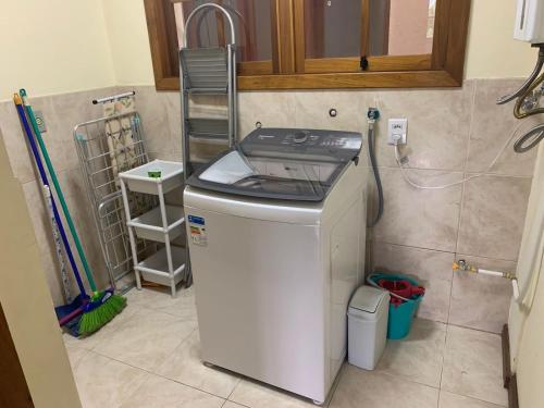 een keuken met een fornuis in de hoek van een kamer bij Apartamento no centro de Gramado in Gramado