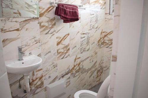 Bilik mandi di Studio Style Moderne