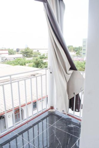 einen Balkon mit Blick auf ein Gebäude in der Unterkunft Studio Style Moderne in Pointe-Noire