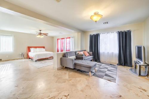 sala de estar con sofá y cama en Azure Bay - Spacious 3 700sf Westside Las Vegas en Las Vegas