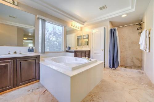 baño grande con bañera grande y lavamanos en Azure Bay - Spacious 3 700sf Westside Las Vegas en Las Vegas