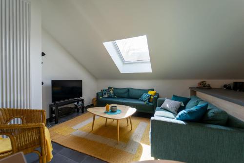 un salon avec deux canapés et une table dans l'établissement La Champanaise - 2 bedroom apartment 300m from Lake Annecy, à Duingt