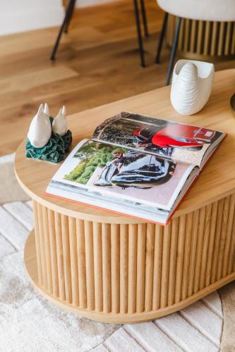 - une table basse avec un magazine en haut dans l'établissement L'Orient Express - 2 Pièces - 1 chambre - Deauville, à Deauville