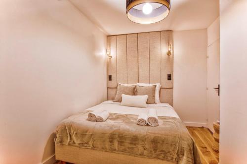 une chambre avec un lit avec deux serviettes dessus dans l'établissement L'Orient Express - 2 Pièces - 1 chambre - Deauville, à Deauville