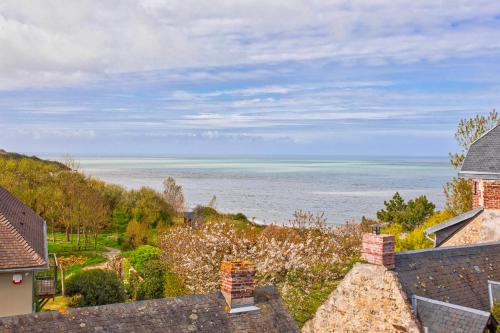 - une vue sur l'océan depuis les toits des maisons dans l'établissement Le Chant De La Mer - Villerville - Proche Plage, à Villerville
