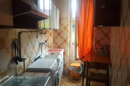 a small kitchen with a stove and a window at IRIS Bilocale Sant'Anna in Busto Arsizio