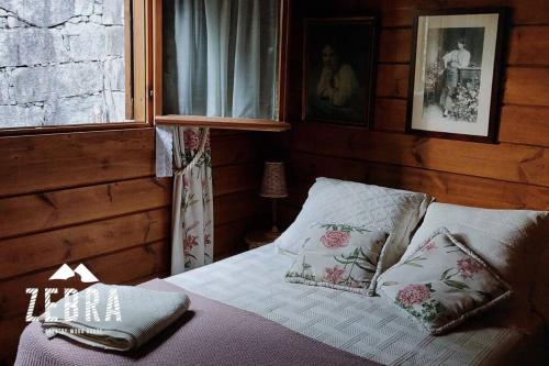 Zebra Country Wood House tesisinde bir odada yatak veya yataklar
