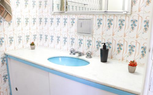 彼得羅波利斯的住宿－Apartamento Palácio Quitandinha，一间带水槽和华丽壁纸的浴室