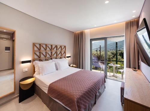 una camera con letto e balcone di Niriton Residence Brand new Nydri Suites a Nydri