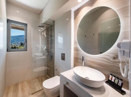 bagno con lavandino e specchio di Niriton Residence Brand new Nydri Suites a Nydri