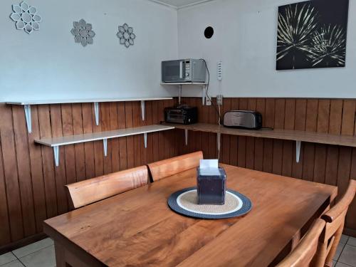 Hotel Mar Sur في تالكاهوانو: طاولة خشبية في غرفة مع طاولة بلياردو