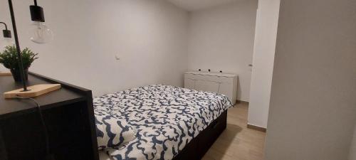 Кровать или кровати в номере Deni Apartment