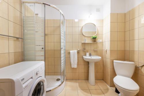 a bathroom with a washing machine and a sink at Gościniec Laworta in Ustrzyki Dolne