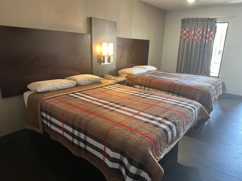 Tempat tidur dalam kamar di Scottish Inn Augusta downtown