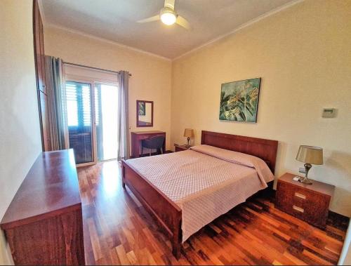 ein Schlafzimmer mit einem großen Bett und einem Fenster in der Unterkunft Amorosa Beach Villa 6 in Neo Chorio