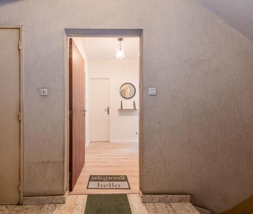 - un couloir avec une porte menant à une chambre dans l'établissement Le Clemenceau, à Thionville