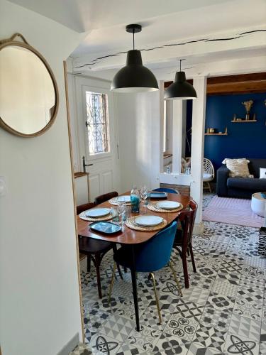 une salle à manger avec une table et une chambre avec un canapé dans l'établissement La Petite Ardoise - Maison au calme pour 4 pers, à Honfleur
