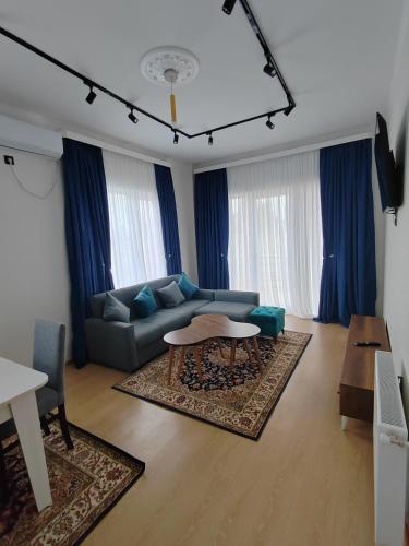 een woonkamer met een bank en een tafel bij Vacation villa in Soghanlughi