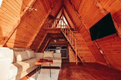 The overlook cottage في باتومي: غرفة معيشة مع أريكة بيضاء في العلية