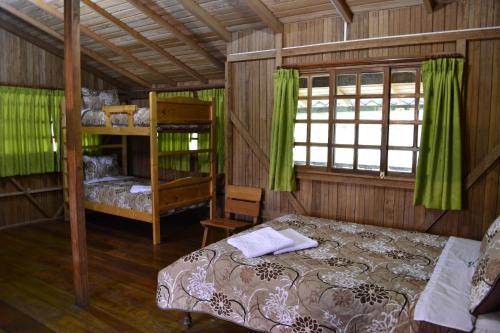 Dviaukštė lova arba lovos apgyvendinimo įstaigoje Hosteria Kindi Wasi
