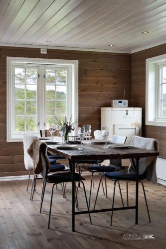 a dining room with a table and chairs at Nesfjellet in Nes i Ådal