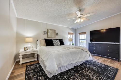 1 dormitorio con 1 cama y TV de pantalla plana en Stunning St Augustine Home with Dock and Boat Lift, en St. Augustine